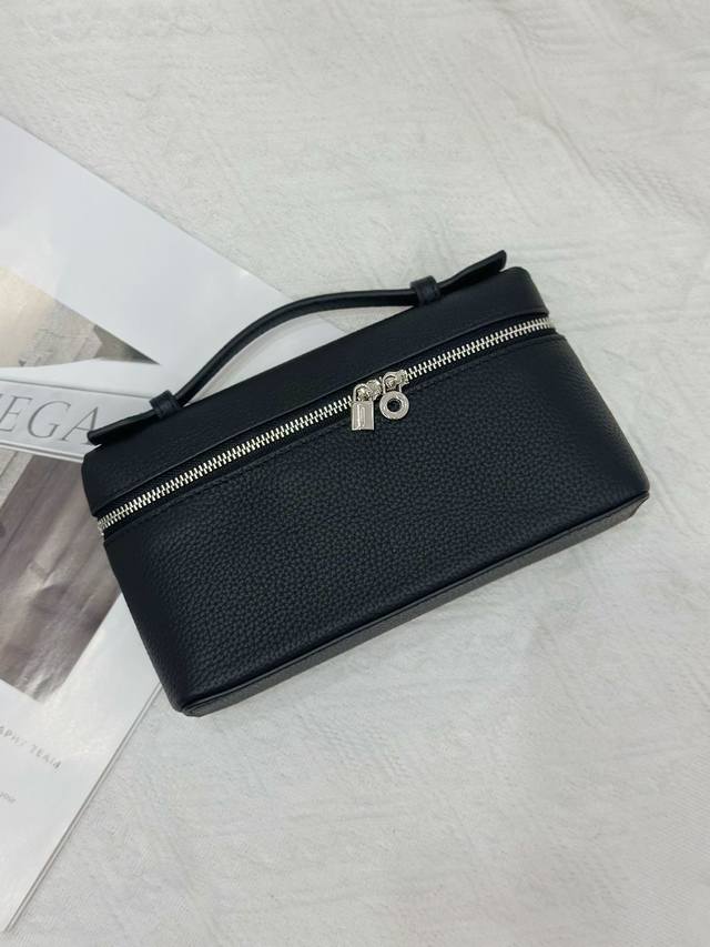 特价 Loro Piana 19饭盒包,长青火爆款黑色外观设计简约大方,可爱又不失利落。包身采用A级Togo头层牛皮,高级有质感。包包配备可调节、可拆卸的肩带, 特价 Loro Piana 19饭盒包,长青火爆款黑色外观设计简约大方,可爱又不失利落。包身采用A级Togo头层牛皮,高级有质感。包包配备可调节、可拆卸的肩带,