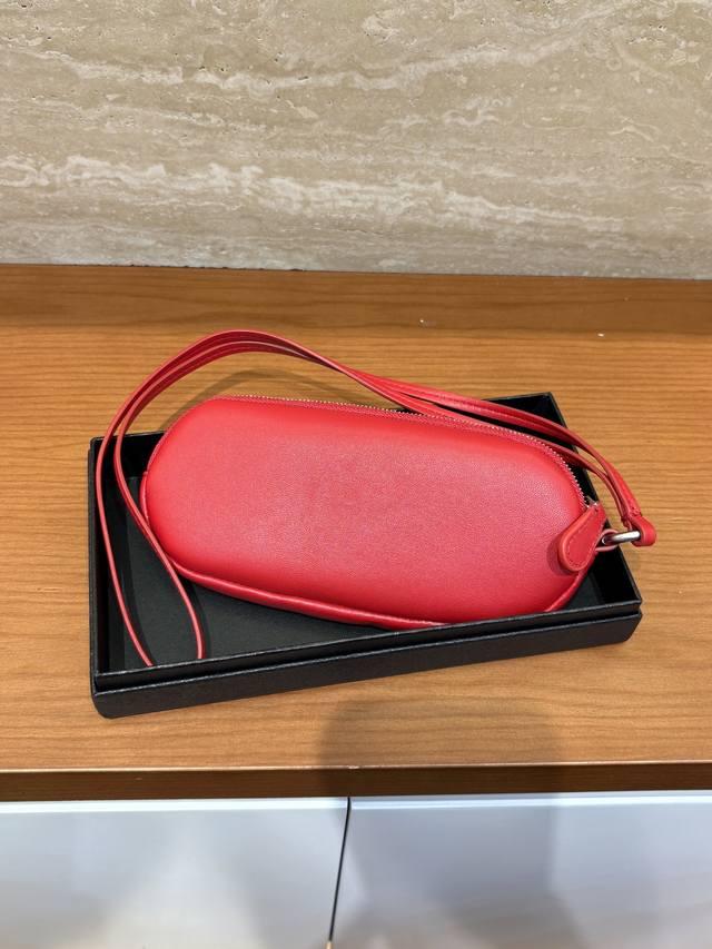 Tr The Row Sunglasses Case墨镜包优雅与实用并存的便携式眼镜包～采用手感柔软细腻的小羊皮，里外全皮挂脖设计，解放双手，也是防丢神器！随便