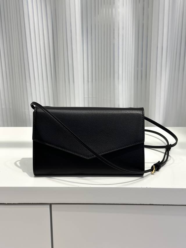 信封包精致感满分1必备单品，一年四季都可以背，而且重点的是颜值高啊2可拆卸的长肩带，拿掉就是手包，晚宴当手拿包妥妥滴。手包+斜挎包合为一体，百搭时髦，轻轻松松H