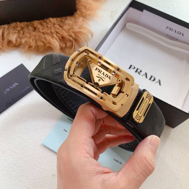普拉达男士新款同步,纯钢自动扣腰带,精工打造 荔枝纹压花系列手感柔软 长短可以裁剪,宽度3.5Cm 普拉达男士新款同步,纯钢自动扣腰带,精工打造 荔枝纹压花系列手感柔软 长短可以裁剪,宽度3.5Cm