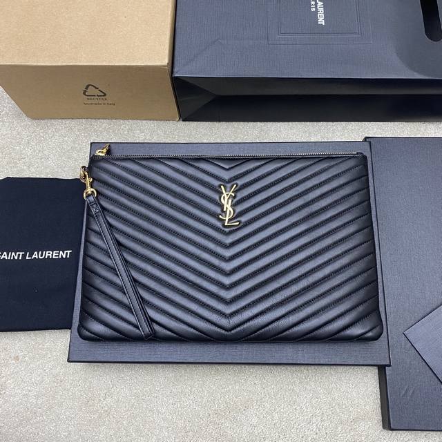 黑羊皮 金Ysl Saint Laurent Paris新款黑色经典手拿包小牛皮拉链，柔软光泽优雅大方的绗缝工艺菱格紋絎縫柔软小羊皮手拿包！精致的工艺打造出每一