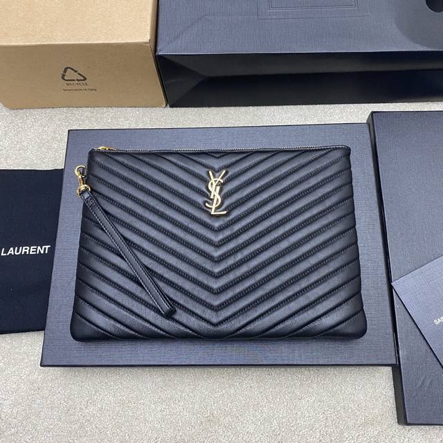 黑羊皮 金Ysl Saint Laurent Paris新款黑色经典手拿包小牛皮拉链，柔软光泽优雅大方的绗缝工艺菱格紋絎縫柔软小羊皮手拿包！精致的工艺打造出每一