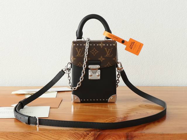 变码芯片版顶级原单、加强版Lv Vibe 家族推出新款 Camera Box 手袋。光泽牛皮革裁出别致构型，Monogram 细节升格经典风范，S-Lock 锁