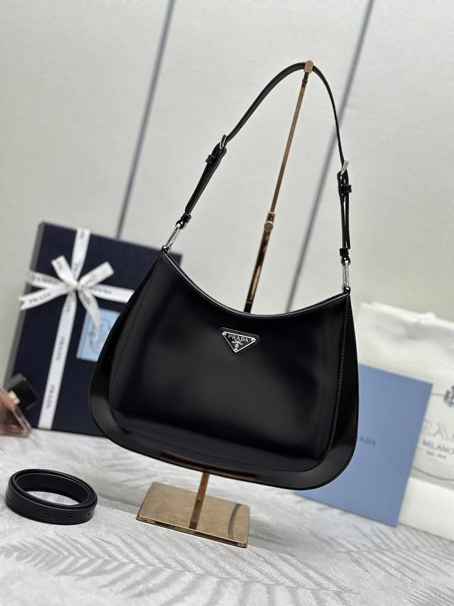 专柜最新款亮面腋下包大号1Bc156到货这款精致的Prada Cleo单肩包重新诠释品牌标志性的复古设计。可调式皮革提手+金属配件正面涂珐琅三角形金属徽标+磁扣 专柜最新款亮面腋下包大号1Bc156到货这款精致的Prada Cleo单肩包重新诠释品牌标志性的复古设计。可调式皮革提手+金属配件正面涂珐琅三角形金属徽标+磁扣