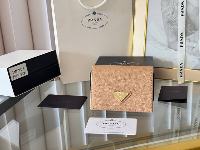 Prada 女士两折短夹,有零钱袋,硬币袋型号1M0204,十字纹牛皮尺寸:11.2X9.5Cm,简单实用提升个人品味的一款 Prada 女士两折短夹,有零钱袋,硬币袋型号1M0204,十字纹牛皮尺寸:11.2X9.5Cm,简单实用提升个人品味的一款