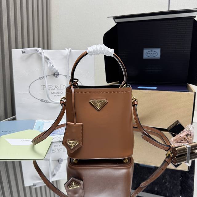 顶级原单 新款水桶包1Ba373到货啦这款优雅的Prada Panier手袋采用进口平纹牛皮,內里搭配小羊皮,可拆卸肩带设计便于随心变换造型,金属徽标装饰的姓名 顶级原单 新款水桶包1Ba373到货啦这款优雅的Prada Panier手袋采用进口平纹牛皮,內里搭配小羊皮,可拆卸肩带设计便于随心变换造型,金属徽标装饰的姓名