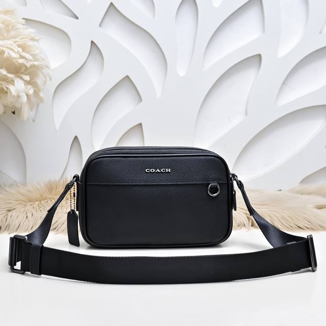 Coach-蔻驰最新款男士斜挎包采用进口小牛皮 皮质柔软 手感超赞 版型超正 做工精致 细节完美 时尚休闲百搭 质量与质感都能衬托出你独特的品味 出街帅帅哒尺寸 Coach-蔻驰最新款男士斜挎包采用进口小牛皮 皮质柔软 手感超赞 版型超正 做工精致 细节完美 时尚休闲百搭 质量与质感都能衬托出你独特的品味 出街帅帅哒尺寸