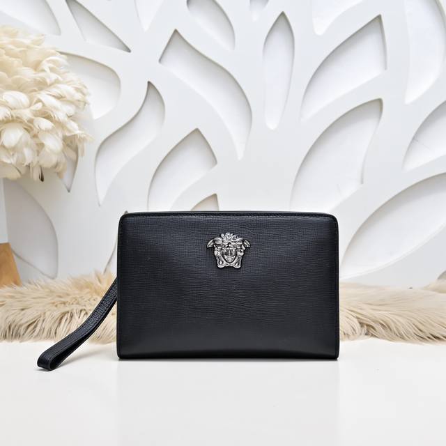 Versace-范思哲最新款男士手拿包采用进口小牛皮 皮质柔软 手感超赞 版型超正 做工精致 细节完美 时尚休闲百搭 质量与质感都能衬托出你独特的品味 出街帅帅 Versace-范思哲最新款男士手拿包采用进口小牛皮 皮质柔软 手感超赞 版型超正 做工精致 细节完美 时尚休闲百搭 质量与质感都能衬托出你独特的品味 出街帅帅