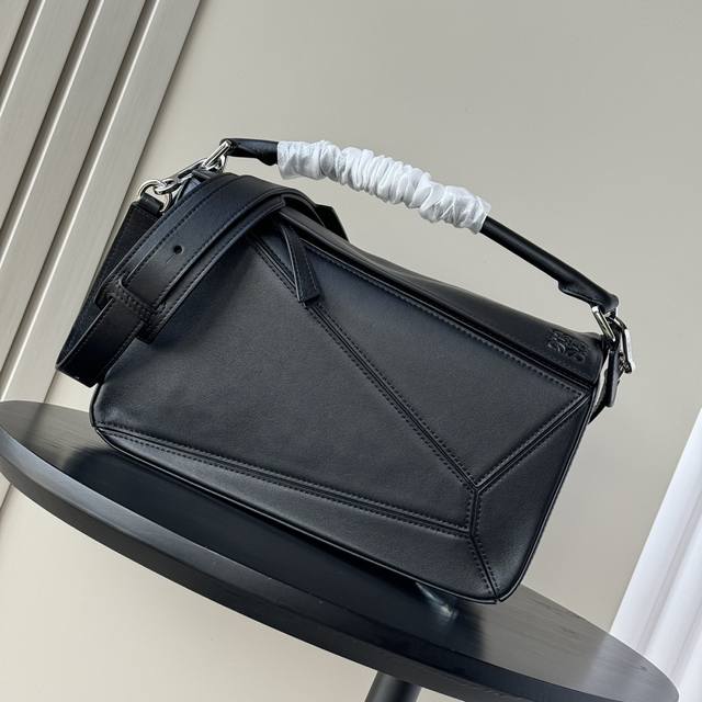 顶级专柜老鼠狠货罗意威手提斜挎包平纹面全牛皮Loewe推出的首次亮相手提包*长方体形状和精确的切割技术创造了 Puzzle 独特的几何线条*这个中号版本采用柔软 顶级专柜老鼠狠货罗意威手提斜挎包平纹面全牛皮Loewe推出的首次亮相手提包*长方体形状和精确的切割技术创造了 Puzzle 独特的几何线条*这个中号版本采用柔软