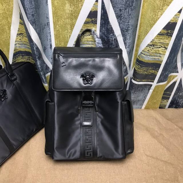 Versace范思哲 新款男士双肩背包,牛津防水布面料配小牛皮设计,背包版型完美上身效果超赞只因多看一眼就爱上了它,进口原布料配意大利小牛皮老工匠手工制作定制五 Versace范思哲 新款男士双肩背包,牛津防水布面料配小牛皮设计,背包版型完美上身效果超赞只因多看一眼就爱上了它,进口原布料配意大利小牛皮老工匠手工制作定制五