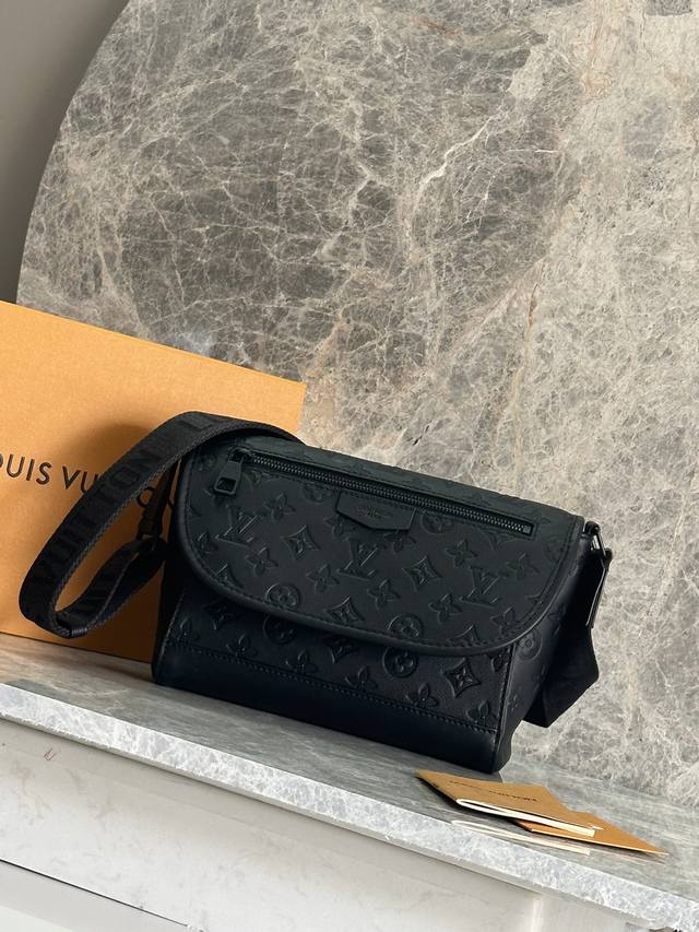 顶级原单 Pulse Messenger M14874 黑色 压花 Monogram Shadow Hx压花小牛皮和黑色五金件为运动型的Pulse Messen 顶级原单 Pulse Messenger M14874 黑色 压花 Monogram Shadow Hx压花小牛皮和黑色五金件为运动型的Pulse Messen