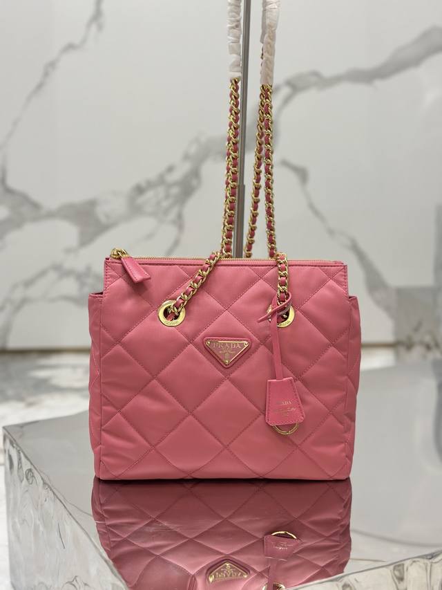 降落伞流浪包这款Vintage中古链条菱格流浪包设计太棒了!纯手工尼龙菱格设计,可单肩+斜跨+流浪背法,进口黑金链条搭配真的是Vintage永远的情节,简约大气 降落伞流浪包这款Vintage中古链条菱格流浪包设计太棒了!纯手工尼龙菱格设计,可单肩+斜跨+流浪背法,进口黑金链条搭配真的是Vintage永远的情节,简约大气