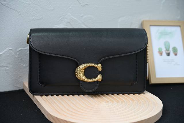 Coach 蔻驰新款Cz438 头层牛皮品质 Tabby26 酒神包新版本来咯~头层牛皮材质 品质可以比较哦!新版本侧面采用了风琴式设计,增加了层次感!增加了内 Coach 蔻驰新款Cz438 头层牛皮品质 Tabby26 酒神包新版本来咯~头层牛皮材质 品质可以比较哦!新版本侧面采用了风琴式设计,增加了层次感!增加了内