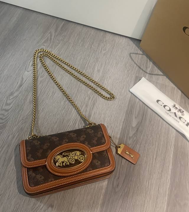 Coach 蔻驰新款Harper 这款 Cas83 4月份新款小包,以经典的马车图案为设计灵感,将品牌悠久的历史与现代时尚完美融合。包身采用经典涂层+牛皮材质混 Coach 蔻驰新款Harper 这款 Cas83 4月份新款小包,以经典的马车图案为设计灵感,将品牌悠久的历史与现代时尚完美融合。包身采用经典涂层+牛皮材质混