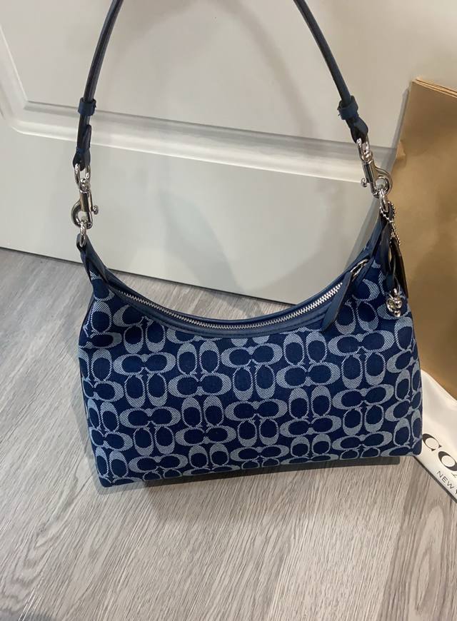 Coach 蔻驰新款 2025蔻驰新品 Cam24 Hobo届的天花板香布蕾Juliet泰泰泰绝啦 丹宁牛仔质感绝了轻便又有质感,藏蓝配色很高级。一包多种背法, Coach 蔻驰新款 2025蔻驰新品 Cam24 Hobo届的天花板香布蕾Juliet泰泰泰绝啦 丹宁牛仔质感绝了轻便又有质感,藏蓝配色很高级。一包多种背法,