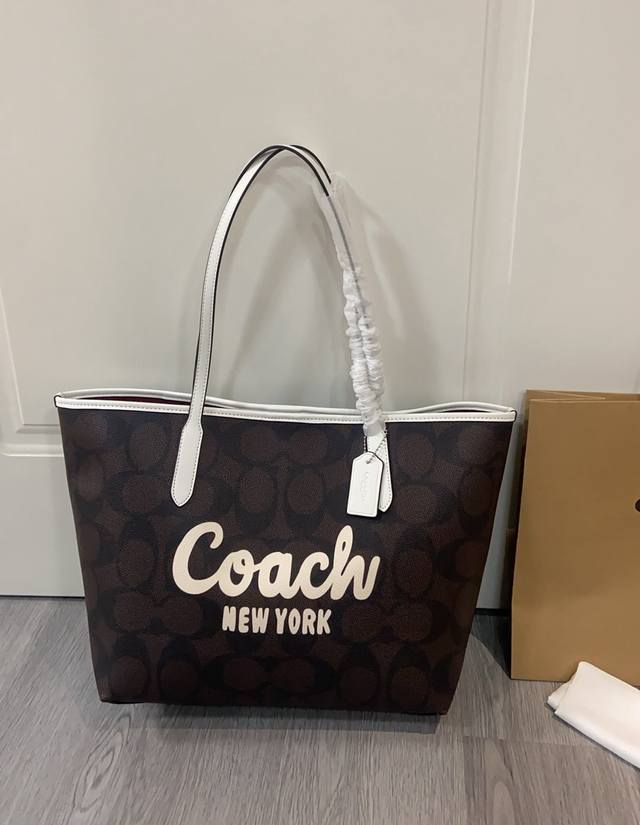 Coach City Tote学院风托特包 2月新品Cy705 Citya Tote出了了两款学院风大Logo的很适春夏的颜色~~非常耐斯。尺寸33Cm Coach City Tote学院风托特包 2月新品Cy705 Citya Tote出了了两款学院风大Logo的很适春夏的颜色~~非常耐斯。尺寸33Cm