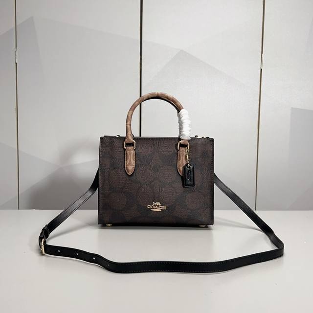 Maggie Tote蔻驰新款Cy677 Cy676托特包之光~大小尺寸都是有Logo老花的~也有经典的纯色 秋冬搭配更佳。小号:24.5129 小尺寸比较适合 Maggie Tote蔻驰新款Cy677 Cy676托特包之光~大小尺寸都是有Logo老花的~也有经典的纯色 秋冬搭配更佳。小号:24.5129 小尺寸比较适合