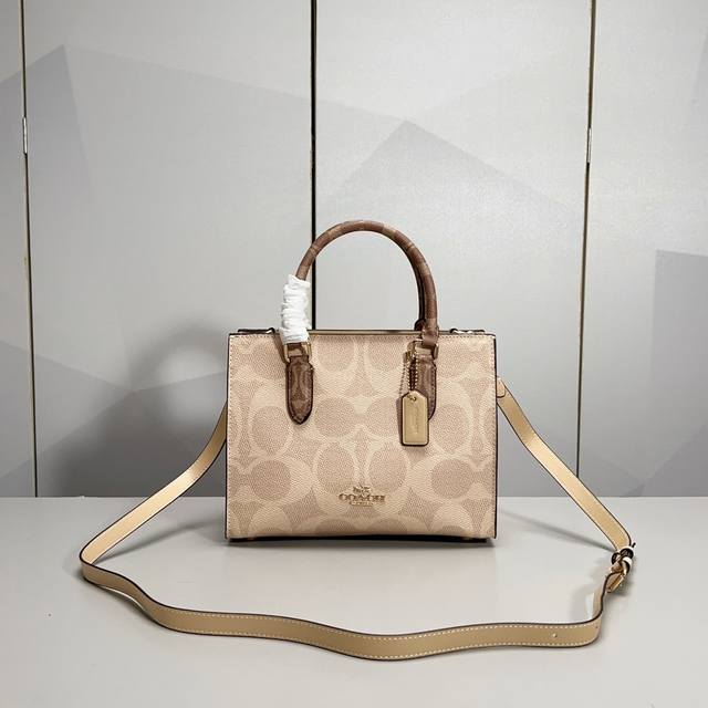 Maggie Tote蔻驰新款Cy677 Cy676托特包之光~大小尺寸都是有Logo老花的~也有经典的纯色 秋冬搭配更佳。小号:24.5129 小尺寸比较适合 Maggie Tote蔻驰新款Cy677 Cy676托特包之光~大小尺寸都是有Logo老花的~也有经典的纯色 秋冬搭配更佳。小号:24.5129 小尺寸比较适合