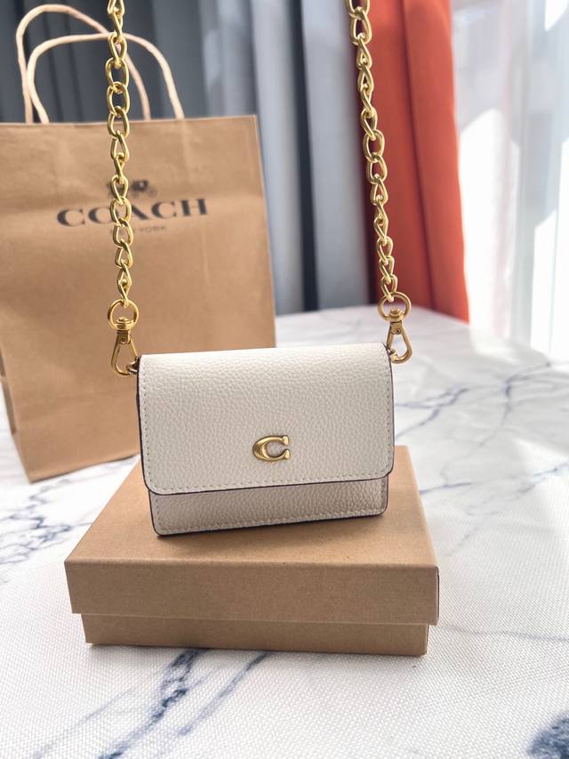 Coach蔻驰时尚经典迷你链条小方包 白色荔枝纹小巧玲珑可爱无敌百搭 半翻盖卡包可斜挎 还可以装钥匙带卡片小口红 实物超级迷你可爱背起来非常卡哇伊礼盒套装手提袋 Coach蔻驰时尚经典迷你链条小方包 白色荔枝纹小巧玲珑可爱无敌百搭 半翻盖卡包可斜挎 还可以装钥匙带卡片小口红 实物超级迷你可爱背起来非常卡哇伊礼盒套装手提袋
