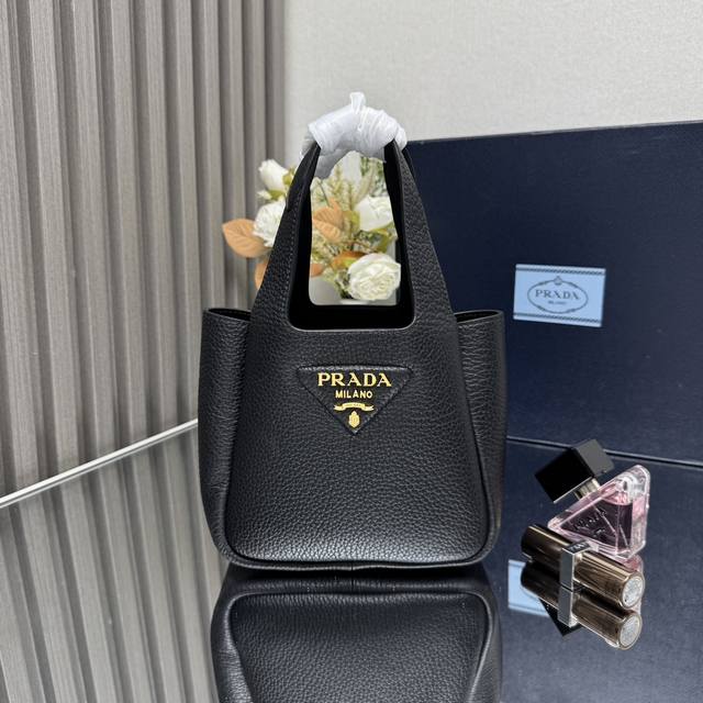 顶级原单 2025最新款菜篮子托特包迷你款1Ba349金扣到货啦 这款皮革迷你手袋采用解构廓形，以反向缝线诠释精美设计，打造柔和圆润的时尚造型。正面饰有金属字母