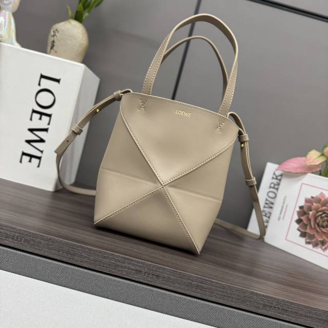 Lw新款迷你亮面牛皮革Puzzle Fold 手袋从品牌经典手袋系列的几何线条汲取灵感以富含几何建筑美感的镶片重新诠释,能完全折叠,可谓旅行良伴品牌运用创意巧思 Lw新款迷你亮面牛皮革Puzzle Fold 手袋从品牌经典手袋系列的几何线条汲取灵感以富含几何建筑美感的镶片重新诠释,能完全折叠,可谓旅行良伴品牌运用创意巧思