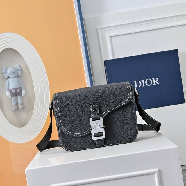 Dior 迪奥 牛仔布马鞍包 Saddle提花翻盖邮差包 单肩斜挎包 明星单品 采用优质原厂材质 高端品质 配送礼盒 规格: 23 X 18Cm
