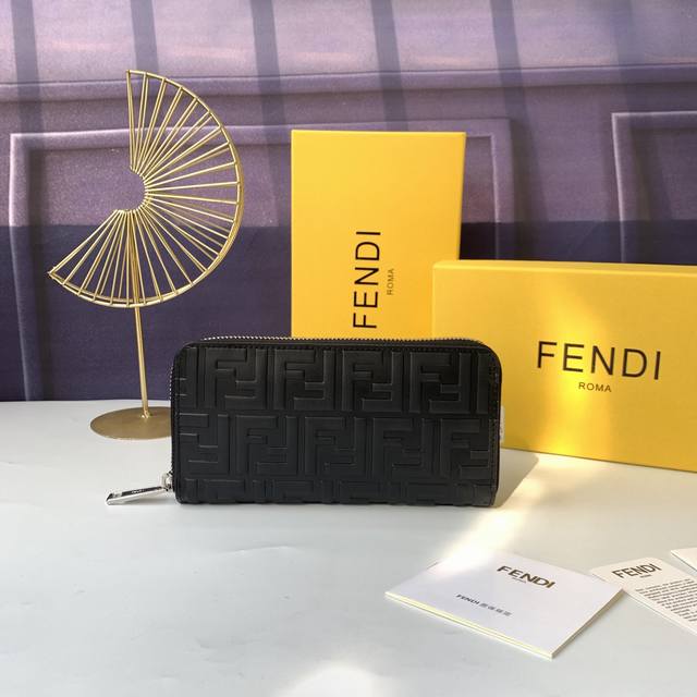 款号F7M0210压花黑色，带拉链皮夹8个卡槽和1个拉链口袋，尺寸19Cm－10Cm－2Cm