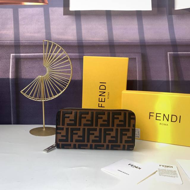 款号F7M0210压花咖啡，带拉链皮夹8个卡槽和1个拉链口袋，尺寸19Cm－10Cm－2Cm