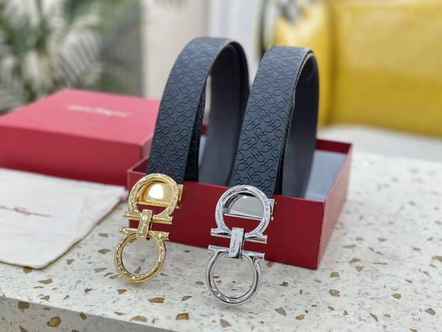 菲拉格慕 重新打造了其最具有代表性的标志之一，将手工艺者的技艺和现代的风格融合在一起，Gancini Iconic 的风格。永恒的优雅作出了大胆而让人意想不到的