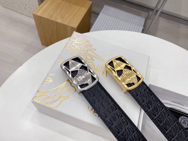 范思哲专柜同款在售 種草拔草都要自留款 進口原版皮制作 泡皮 两侧编织为亮点 搭配原版五金 3.8Cm规格 可调式皮带 看图下单 范思哲专柜同款在售 種草拔草都要自留款 進口原版皮制作 泡皮 两侧编织为亮点 搭配原版五金 3.8Cm规格 可调式皮带 看图下单