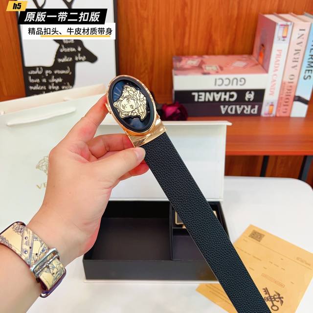 1带1扣 1带2扣 范思哲家 滑道 双扣版 1带2扣 正版开模 此款腰带双面采用原厂牛皮带身,精密电镀标志性五金搭扣 对版专柜。3.8Cm 如需木盒40 1带1扣 1带2扣 范思哲家 滑道 双扣版 1带2扣 正版开模 此款腰带双面采用原厂牛皮带身,精密电镀标志性五金搭扣 对版专柜。3.8Cm 如需木盒40