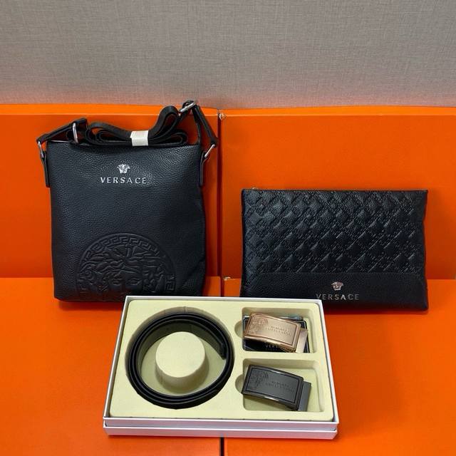 范思哲Versace头层皮质组合礼盒包装腰带俩款包包超级组合 公文包包是很实用的选择。手提包日常是非常适合的。双扣皮带:头层皮质带身搭配3.5Cm广州原版扣 尺 范思哲Versace头层皮质组合礼盒包装腰带俩款包包超级组合 公文包包是很实用的选择。手提包日常是非常适合的。双扣皮带:头层皮质带身搭配3.5Cm广州原版扣 尺