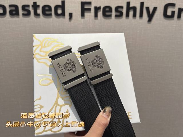 礼物首选爆款范思哲宽度:3.8Cm 新款原版搭配专柜新款扣头。 时尚百搭,追求高端 原版的品质,品味的体现,休闲高大上! Iphone实物实拍, 上身效果超好, 礼物首选爆款范思哲宽度:3.8Cm 新款原版搭配专柜新款扣头。 时尚百搭,追求高端 原版的品质,品味的体现,休闲高大上! Iphone实物实拍, 上身效果超好,