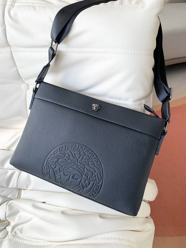 范思哲男士新款时尚挎包,经典大Logo标志性织带配防水面料,牛皮配饰. 款号:810,尺寸:31X21X4Cm 范思哲男士新款时尚挎包,经典大Logo标志性织带配防水面料,牛皮配饰. 款号:810,尺寸:31X21X4Cm