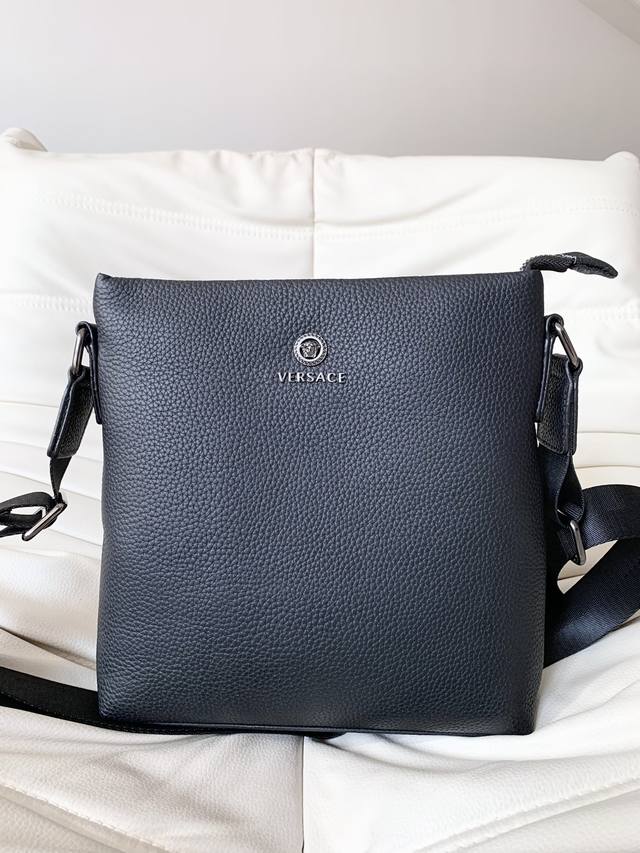 新款范思哲#男士上品,公文包手提斜挎包热销爆款,请认准皮质和细节,高端大气上档次原版质量原版荔枝纹牛皮 和高档进口五金密码锁设置,皮质,柔软,手感超好 高档、大 新款范思哲#男士上品,公文包手提斜挎包热销爆款,请认准皮质和细节,高端大气上档次原版质量原版荔枝纹牛皮 和高档进口五金密码锁设置,皮质,柔软,手感超好 高档、大