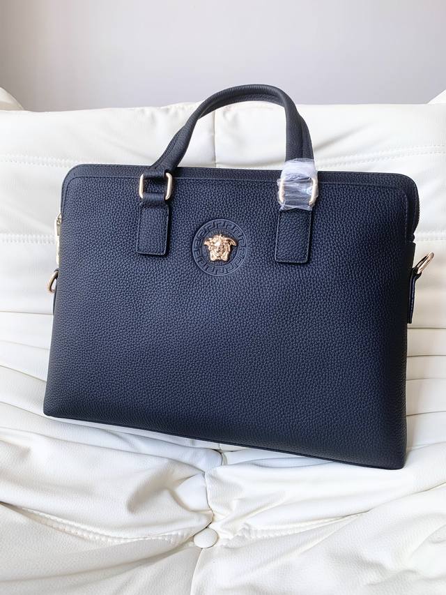 新款范思哲905-9#男士上品,公文包手提斜挎包热销爆款,请认准皮质和细节,高端大气上档次原版质量原版荔枝纹牛皮 和高档进口五金密码锁配置,皮质,柔软,手感超好 新款范思哲905-9#男士上品,公文包手提斜挎包热销爆款,请认准皮质和细节,高端大气上档次原版质量原版荔枝纹牛皮 和高档进口五金密码锁配置,皮质,柔软,手感超好