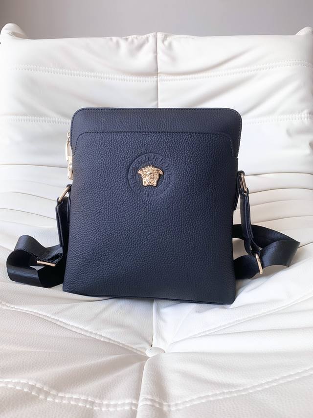 新款范思哲805-9#男士上品,公文包手提斜挎包热销爆款,请认准皮质和细节,高端大气上档次原版质量原版荔枝纹牛皮 和高档进口五金密码锁设置,皮质,柔软,手感超好 新款范思哲805-9#男士上品,公文包手提斜挎包热销爆款,请认准皮质和细节,高端大气上档次原版质量原版荔枝纹牛皮 和高档进口五金密码锁设置,皮质,柔软,手感超好