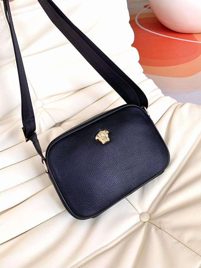 专柜正品有售 原版质量 范思哲男士斜挎包尺寸:26-17.5-7Cm原厂出品,必定精品重金打版复刻原版头层黄牛皮复刻皮质柔软定制专柜原版五金完美工艺拒绝偷工减料 专柜正品有售 原版质量 范思哲男士斜挎包尺寸:26-17.5-7Cm原厂出品,必定精品重金打版复刻原版头层黄牛皮复刻皮质柔软定制专柜原版五金完美工艺拒绝偷工减料