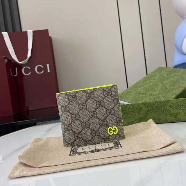 顶配版 这款双折钱包是2025早秋系列的一款力作。此单品以Gg Supreme帆布匠心打造,采用撞色皮革里层,缀饰陶瓷效果Gg细节。米色和深棕色Gg Supre 顶配版 这款双折钱包是2025早秋系列的一款力作。此单品以Gg Supreme帆布匠心打造,采用撞色皮革里层,缀饰陶瓷效果Gg细节。米色和深棕色Gg Supre