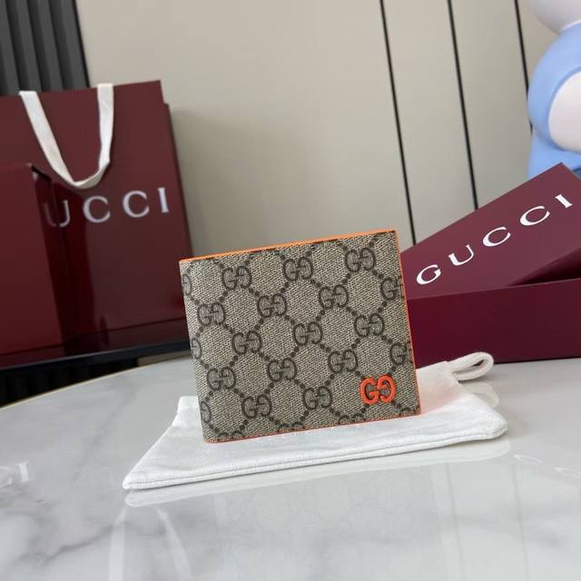 顶配版 这款双折钱包是2025早秋系列的一款力作。此单品以Gg Supreme帆布匠心打造,采用撞色皮革里层,缀饰陶瓷效果Gg细节。米色和深棕色Gg Supre 顶配版 这款双折钱包是2025早秋系列的一款力作。此单品以Gg Supreme帆布匠心打造,采用撞色皮革里层,缀饰陶瓷效果Gg细节。米色和深棕色Gg Supre