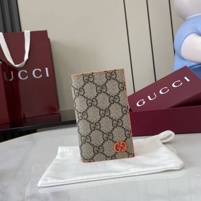 顶配版 这款双色卡片夹是2025早秋系列的一款力作。此单品以Gg Supreme帆布匠心打造,配以撞色皮革滚边,缀饰陶瓷效果Gg细节。米色和深棕色Gg Supr 顶配版 这款双色卡片夹是2025早秋系列的一款力作。此单品以Gg Supreme帆布匠心打造,配以撞色皮革滚边,缀饰陶瓷效果Gg细节。米色和深棕色Gg Supr