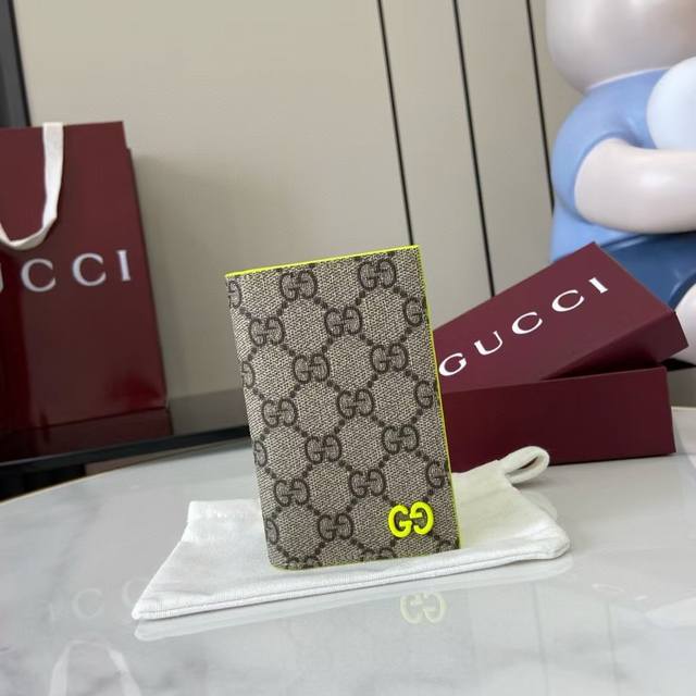 顶配版 这款双色卡片夹是2025早秋系列的一款力作。此单品以Gg Supreme帆布匠心打造,配以撞色皮革滚边,缀饰陶瓷效果Gg细节。米色和深棕色Gg Supr 顶配版 这款双色卡片夹是2025早秋系列的一款力作。此单品以Gg Supreme帆布匠心打造,配以撞色皮革滚边,缀饰陶瓷效果Gg细节。米色和深棕色Gg Supr