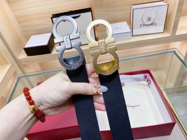 Salvatore Ferragamo菲拉格慕可调式皮带牛皮材质，进口头层牛皮正面头层细腻小牛皮 背面头层磨砂皮底 配有金属Gancini扣饰为时尚造型增添一丝
