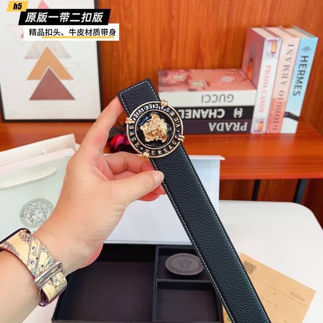 1带1扣 1带2扣 范思哲家 双扣版 1带2扣 正版开模 此款腰带双面采用原厂牛皮带身,精密电镀标志性五金搭扣 对版专柜。3.8Cm 如需木盒40 1带1扣 1带2扣 范思哲家 双扣版 1带2扣 正版开模 此款腰带双面采用原厂牛皮带身,精密电镀标志性五金搭扣 对版专柜。3.8Cm 如需木盒40