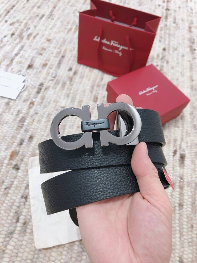 菲拉格慕这款时髦的双面皮带采用双色设计，柔软的牛皮经过手工处理，双面可用 一面黑色一面咖啡色 打造出极其柔韧的触感。金色Gancini扣饰饰有对比细节，风格时尚