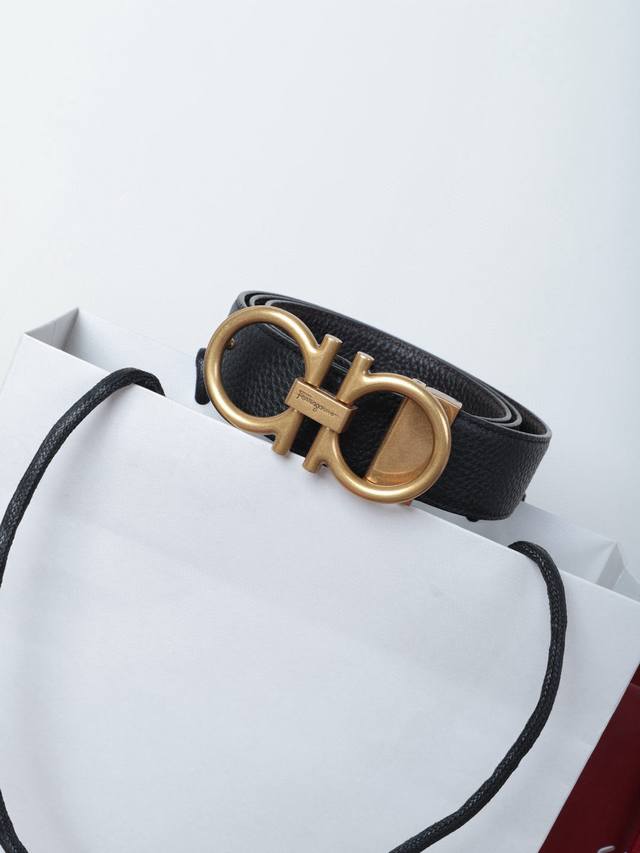 男士必入的质感腰带｜菲拉格慕彰显气质的单品，精致8字钢扣材质复古夹扣，金属扣视觉上设计简而不凡，触觉上舒适细腻，再配上双面头层牛皮黑皮质，足够简约足够精致。3.