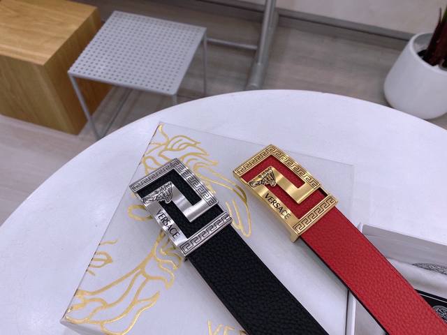 全套包装范思哲 年新款。宽度3.8Cm 原厂手掌纹小牛皮,双面设计,一面黑色一面红色。提倡多用性,性价比。皮质柔软。专卖店常青款式,型男必备款式。扣头:正品扣 全套包装范思哲 年新款。宽度3.8Cm 原厂手掌纹小牛皮,双面设计,一面黑色一面红色。提倡多用性,性价比。皮质柔软。专卖店常青款式,型男必备款式。扣头:正品扣