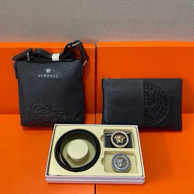 范思哲Versace头层皮质组合礼盒包装腰带俩款包包超级组合 公文包包是很实用的选择。手提包日常是非常适合的。双扣皮带:头层皮质带身搭配3.8Cm广州原版扣 尺 范思哲Versace头层皮质组合礼盒包装腰带俩款包包超级组合 公文包包是很实用的选择。手提包日常是非常适合的。双扣皮带:头层皮质带身搭配3.8Cm广州原版扣 尺