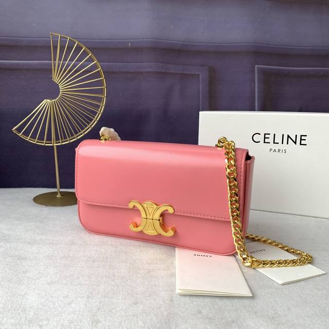 款号197993粉色 Triomphe亮泽牛皮铁链条肩包，牛皮革女士腋下包。链条 24Cm 尺寸20.5-10.5-4