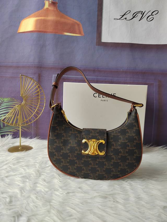 款号114492老花色腋下包，肩背和手提，拉链开合，皮革翻盖，配有Triomphe磁扣，尺寸22Cm-7.5Cm-17Cm